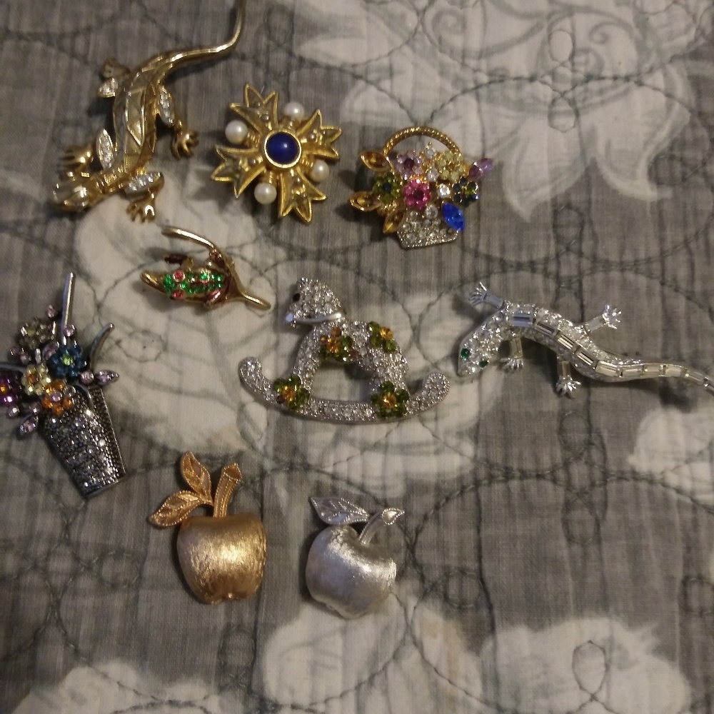 Brooch lot